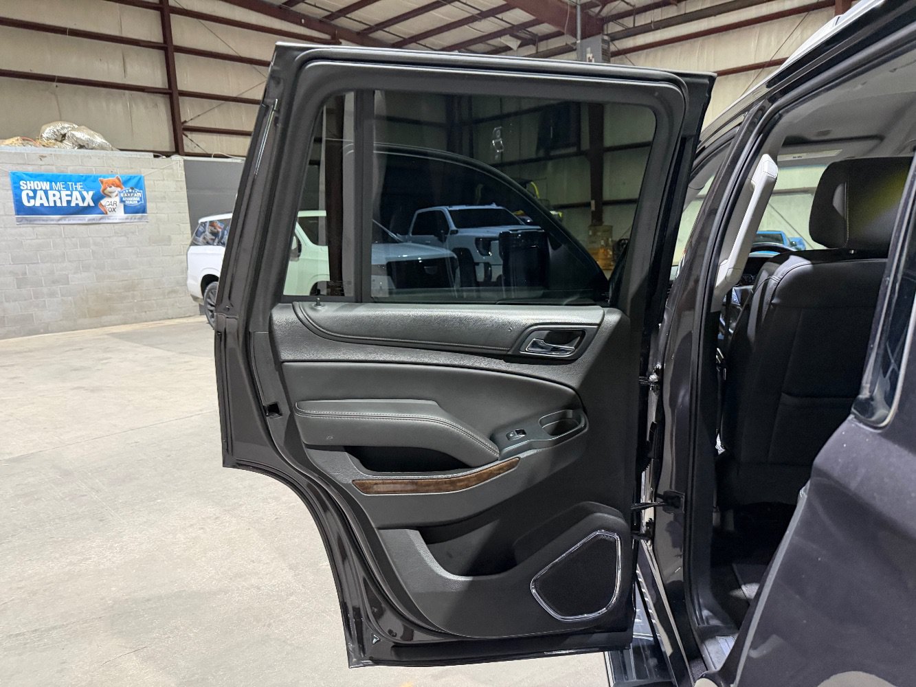 Used 2018 Chevrolet Tahoe LT w/ LT Signature Package RWD image 15