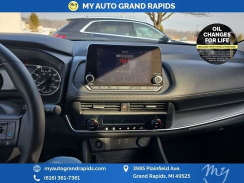 Used 2025 Nissan Rogue SV AWD/4WD image 19