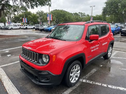 Used 2018 Jeep Renegade Latitude w/ Safety & Security Group FWD image 2