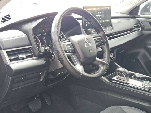 Used 2025 Mitsubishi Outlander SE AWD/4WD image 13