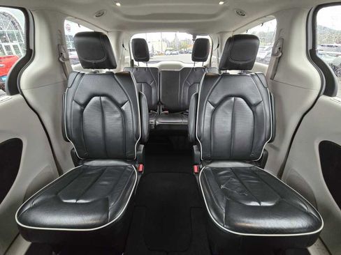Used 2023 Chrysler Pacifica Limited image 18