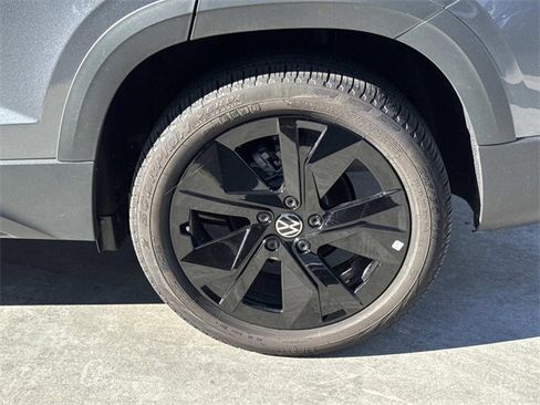 Certified 2025 Volkswagen Taos SE w/ Panoramic Sunroof Package image 6