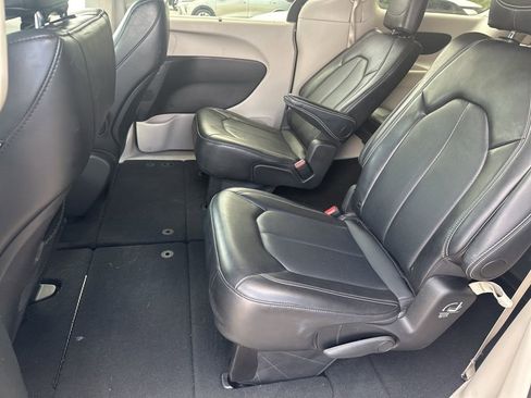 Used 2024 Chrysler Pacifica Touring-L image 7