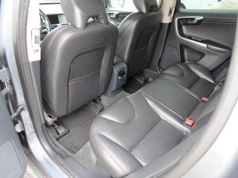 Used 2017 Volvo XC60 T6 Dynamic w/ Advanced Package image 10