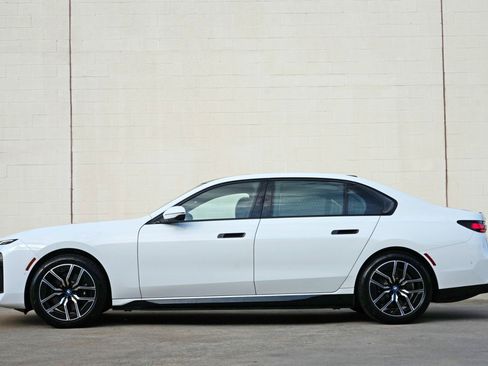 Used 2023 BMW i7 xDrive60 AWD/4WD image 9