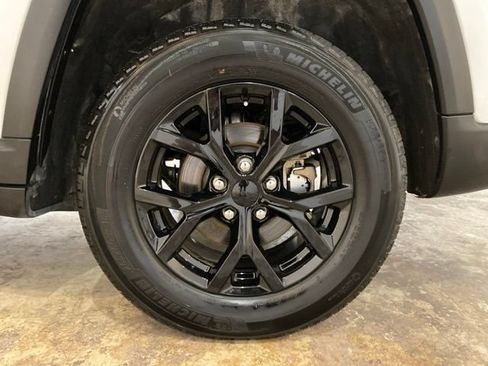 Used 2024 Jeep Grand Cherokee Altitude AWD/4WD image 29