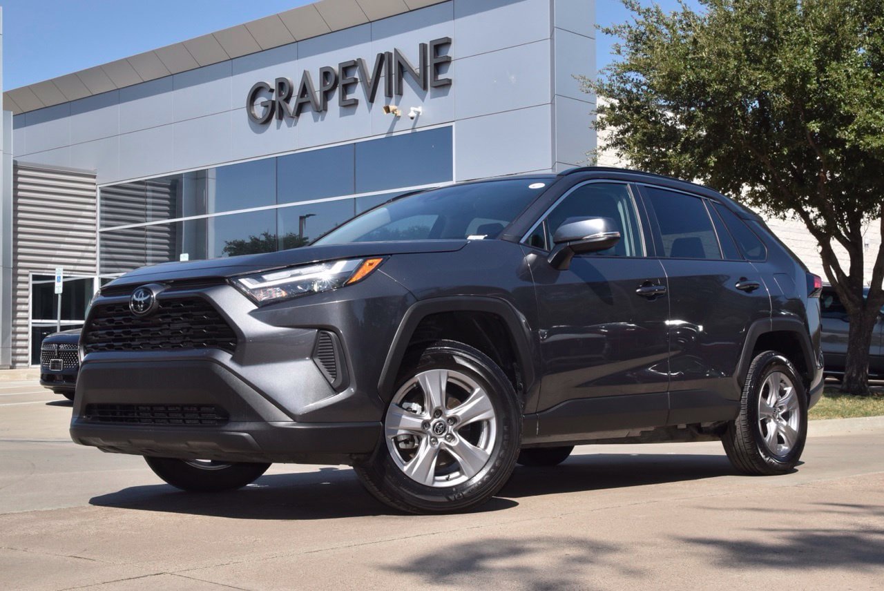 Used 2025 Toyota RAV4 XLE AWD/4WD image 2
