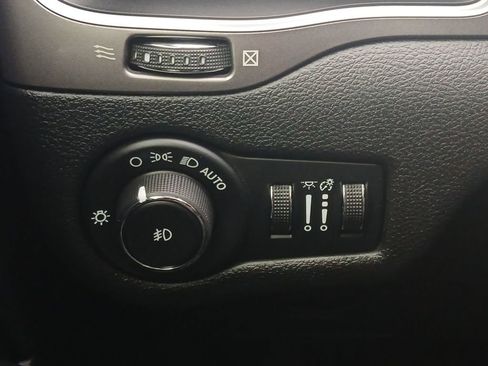 Used 2019 Jeep Cherokee Latitude Plus image 12