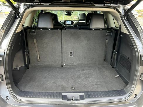Used 2021 Toyota Highlander XLE image 17