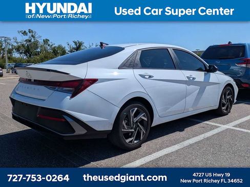 Used 2025 Hyundai Elantra Sport FWD image 2