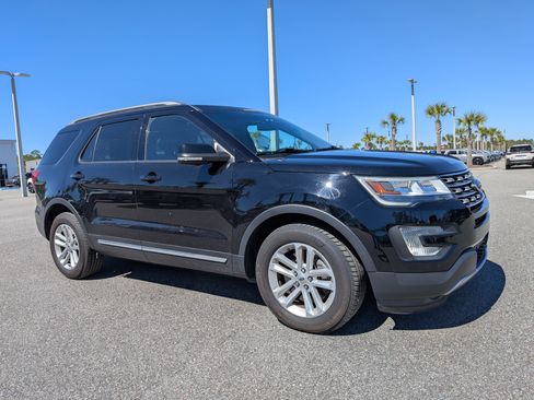 Used 2017 Ford Explorer XLT w/ Equipment Group 202A image 2