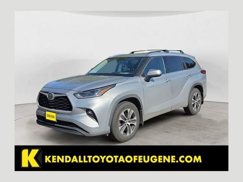 Used 2021 Toyota Highlander XLE AWD/4WD image 1