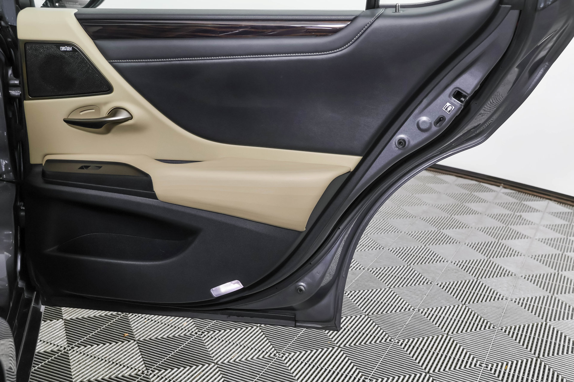 Used 2020 Lexus ES 350 w/ Luxury Package FWD image 45