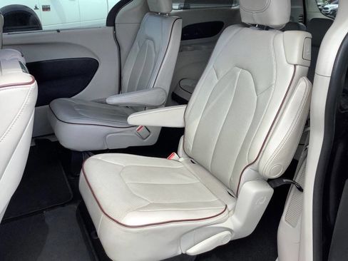 Used 2017 Chrysler Pacifica Limited FWD image 33