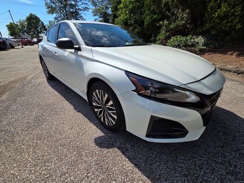 Used 2024 Nissan Altima 2.5 SV AWD/4WD image 2