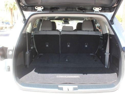 Used 2022 Toyota Highlander LE AWD/4WD image 7