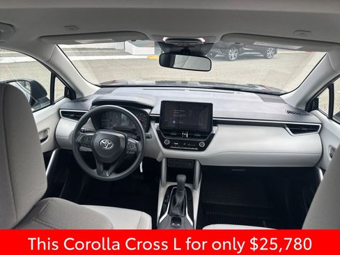 Used 2025 Toyota Corolla Cross L image 24