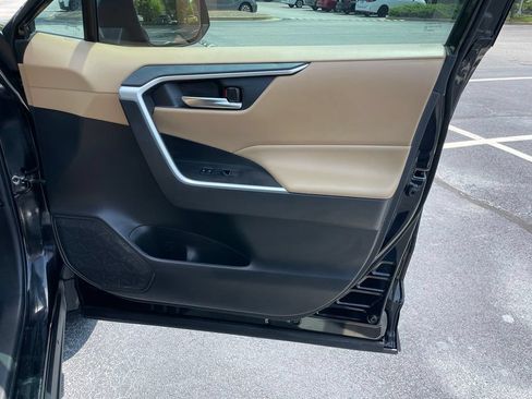 Used 2022 Toyota RAV4 XLE Premium FWD image 29