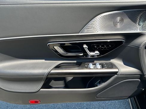 Used 2022 Mercedes-Benz SL 63 AMG 4MATIC w/ Driver Assistance Package image 17