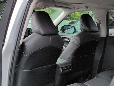 Used 2021 Toyota Highlander XLE FWD image 19