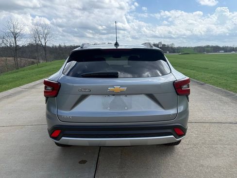 Used 2025 Chevrolet Trax LT FWD image 4