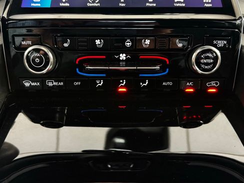 Used 2024 Jeep Grand Cherokee Overland w/ Luxury Tech Group IV AWD/4WD image 17