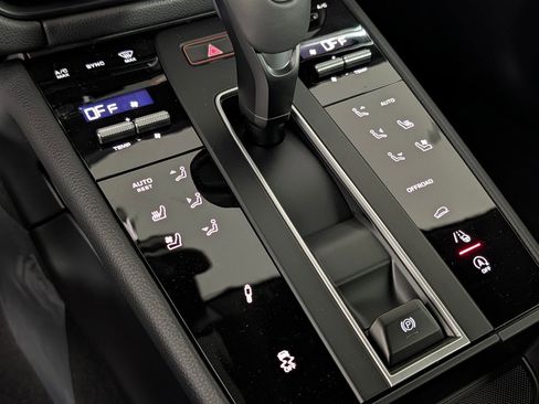 Certified 2026 Porsche Macan AWD/4WD image 34
