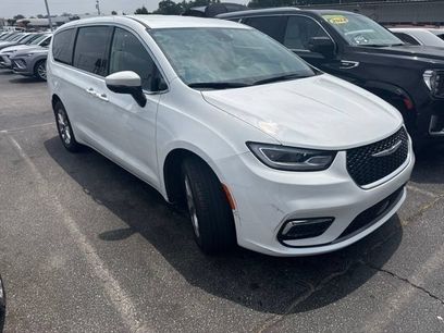 Used 2023 Chrysler Pacifica Touring-L
