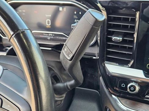 Used 2025 GMC Sierra 1500 SLT image 10