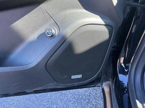 Used 2023 GMC Acadia SLT w/ Elevation Edition image 13