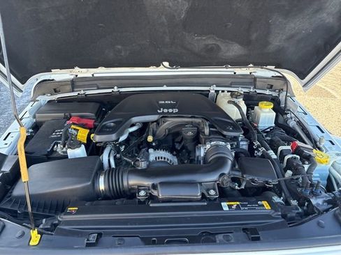 Used 2021 Jeep Gladiator Sport image 39