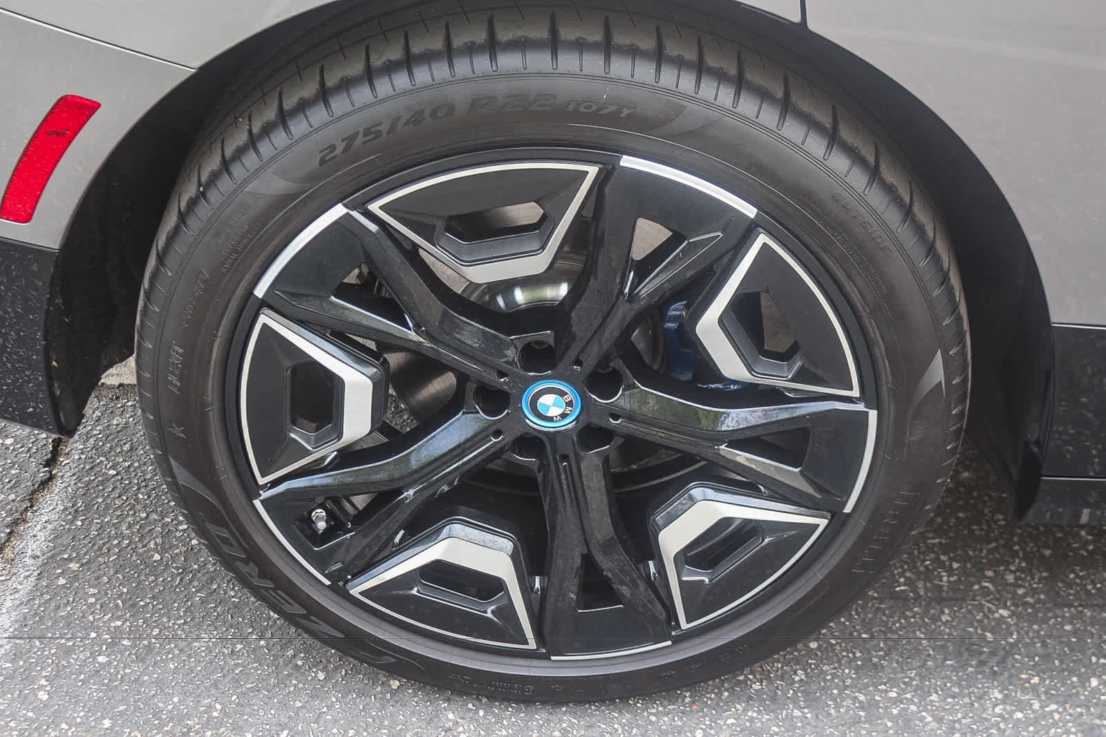 Used 2024 BMW iX xDrive50 w/ Sport Package AWD/4WD image 8