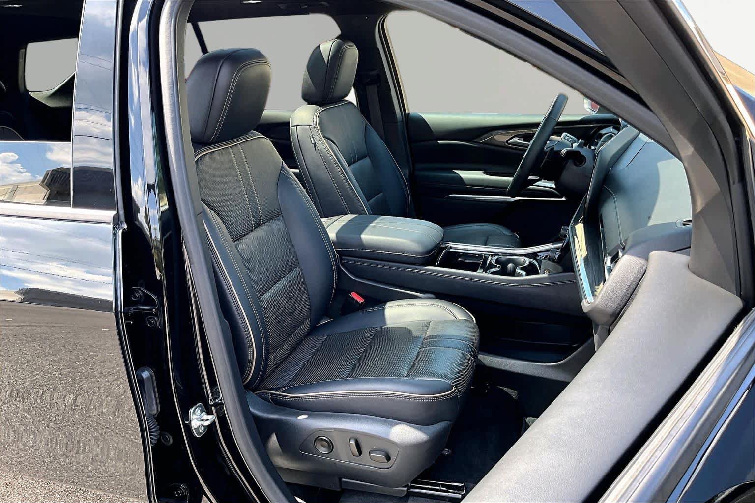 Used 2025 Chevrolet Traverse High Country w/ LPO, Floor Liner Package FWD image 25