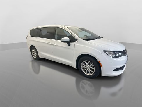 Used 2023 Chrysler Voyager LX FWD image 7
