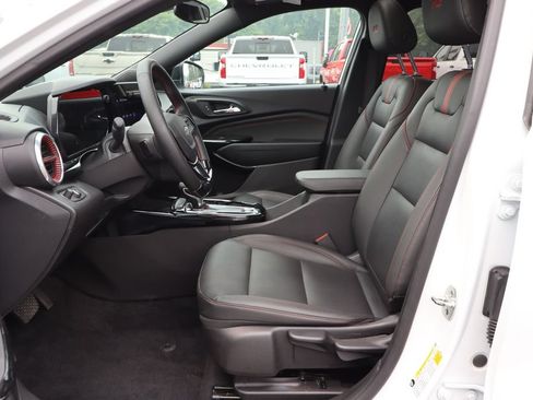 Used 2024 Chevrolet Trax RS w/ Sunroof Package FWD image 6