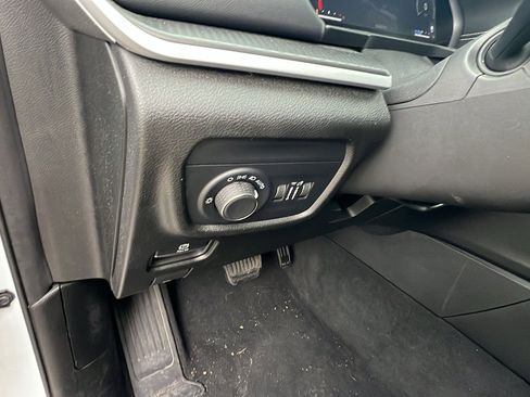 Used 2023 Jeep Grand Cherokee L Laredo image 27