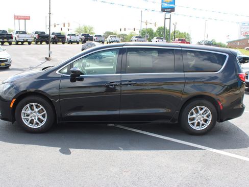 Used 2022 Chrysler Voyager LX FWD image 5