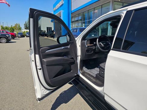 Used 2025 Cadillac Escalade ESV Sport Platinum w/ LPO, ONYX Package AWD/4WD image 21