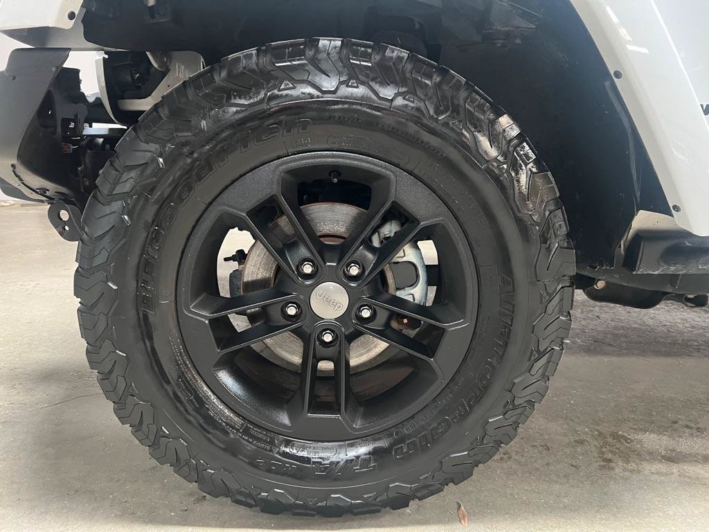 Used 2017 Jeep Wrangler Sahara AWD/4WD image 17