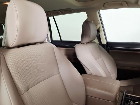 Used 2022 Lexus GX 460 Premium w/ Accessory Package AWD/4WD image 11