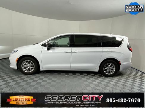 Used 2024 Chrysler Pacifica Touring-L image 4