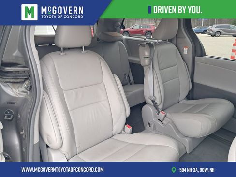 Used 2015 Toyota Sienna XLE w/ XLE Navigation Package FWD image 17