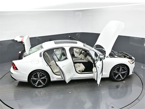 Used 2024 Volvo S60 B5 Ultimate image 47