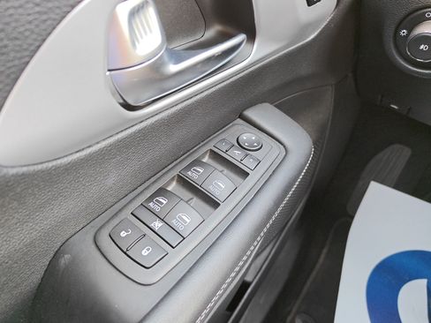 Used 2025 Chrysler Pacifica Limited FWD image 24