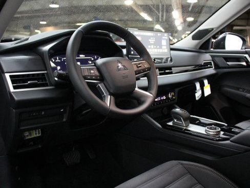 New 2026 Mitsubishi Outlander SE image 5