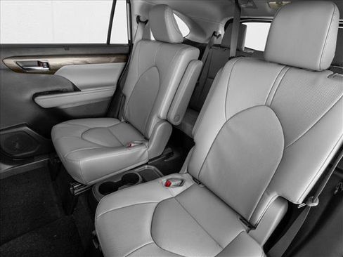 New 2026 Toyota Highlander Limited image 9