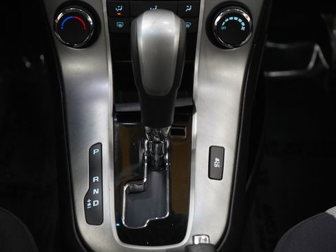 Used 2013 Chevrolet Cruze LS FWD image 17