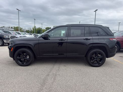 Used 2025 Jeep Grand Cherokee Limited w/ Black Appearance Package AWD/4WD image 5