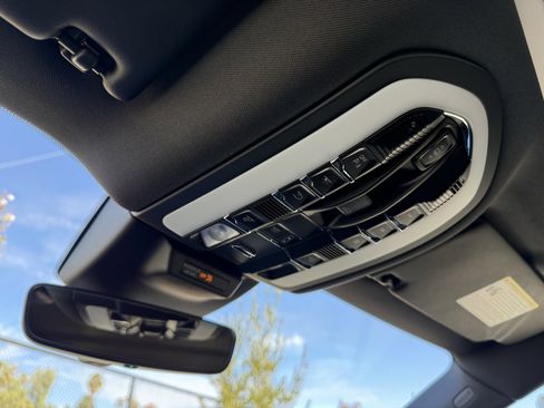 Used 2025 Porsche Macan image 17