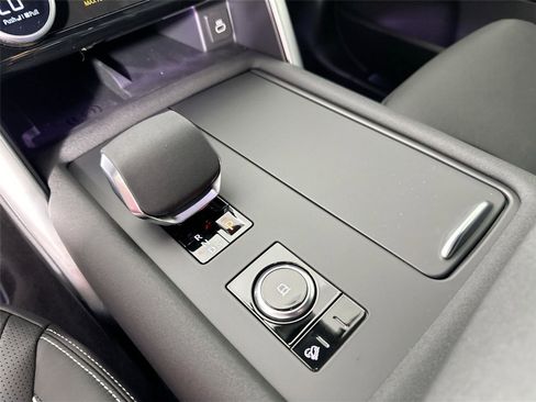 Certified 2024 Land Rover Discovery Dynamic SE AWD/4WD image 8